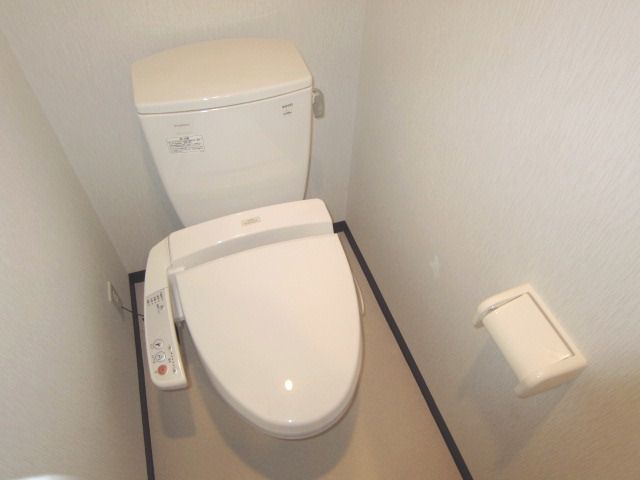 地下鉄御堂筋線 江坂駅 徒歩11分 10階建 築19年のトイレ写真