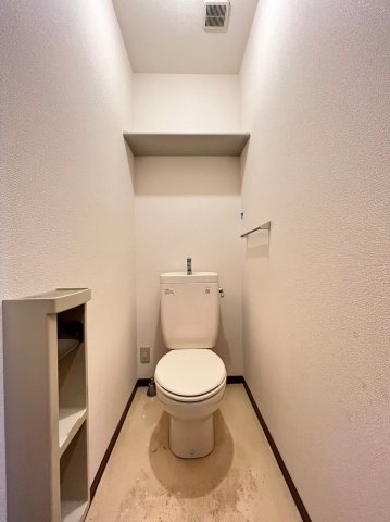 トイレ　別号室の写真です。ご参考までに