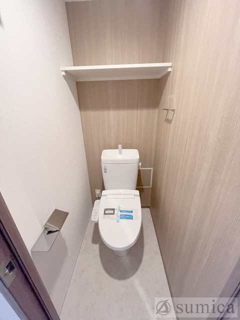 トイレ　人気アイテムの温水洗浄便座。清潔感のあるトイレです。