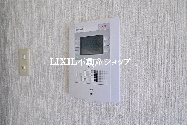 セキュリティ　来訪者の確認が出来るモニター付インターホンです。