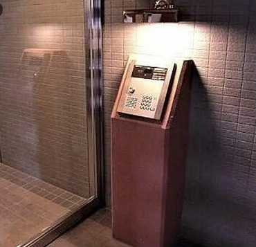エントランス　落ち着いたエントランスです