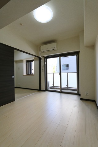 居室・リビング　オシャレな白基調のお部屋です