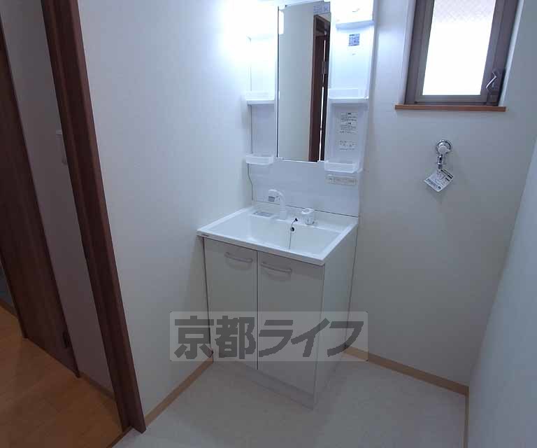 洗面設備　便利な洗面台です。
