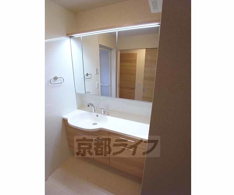 洗面設備　便利な洗面台です。