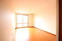 居室・リビング　南向き洋室１０，１帖です！　陽当り良好です。
