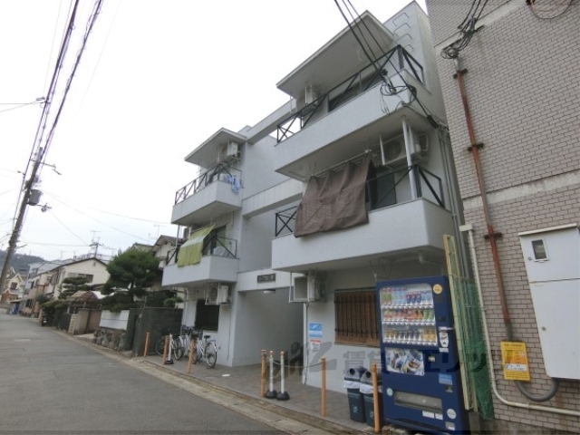 京都市山科区四ノ宮川原町のマンションの建物外観