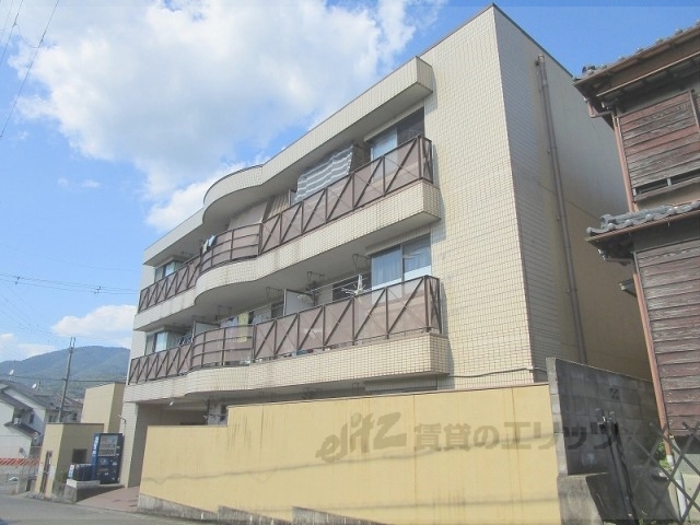 亀岡市篠町馬堀のマンションの建物外観