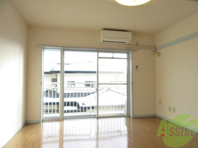 居室・リビング　リビングはこんな感じです。窓が大きくて良く陽が入ってきます。