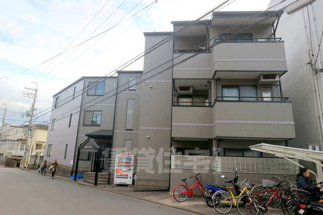 京都市右京区御室竪町のマンションの建物外観