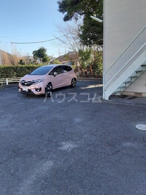 【袋井市久能のアパートの駐車場】