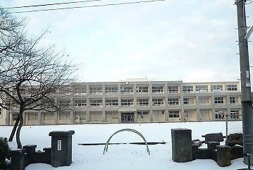 【アンジュールIIの小学校】