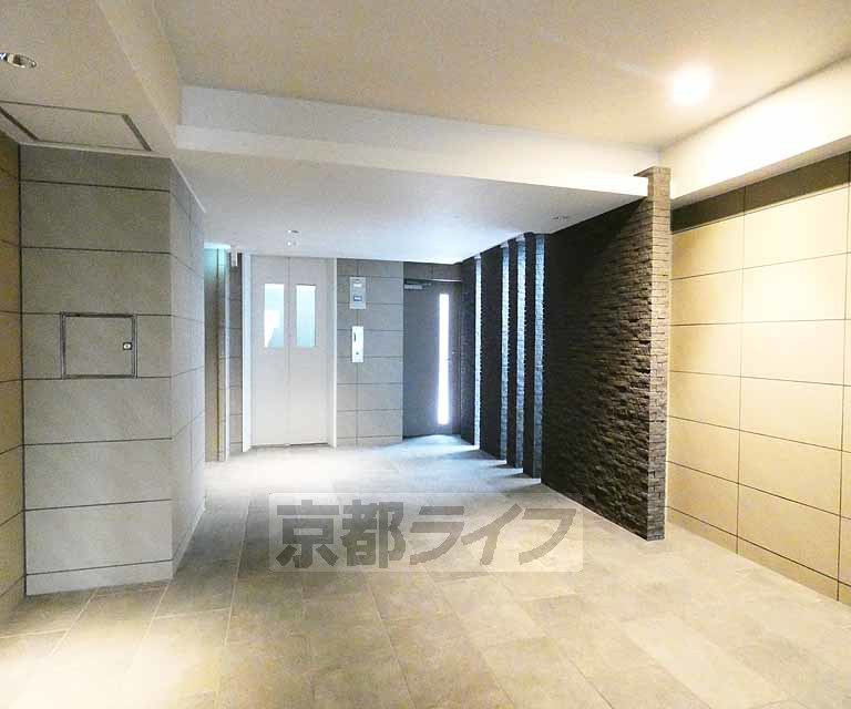 【京都市伏見区南部町のマンションのロビー】