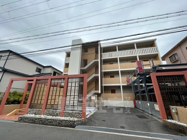 【箕面市小野原東のマンションの建物外観】