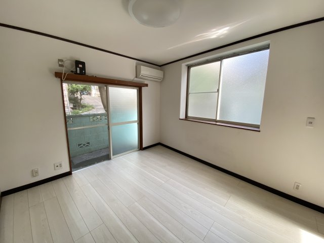 居室・リビング　エアコン付きのリビングです！※退去前のため別部屋参照