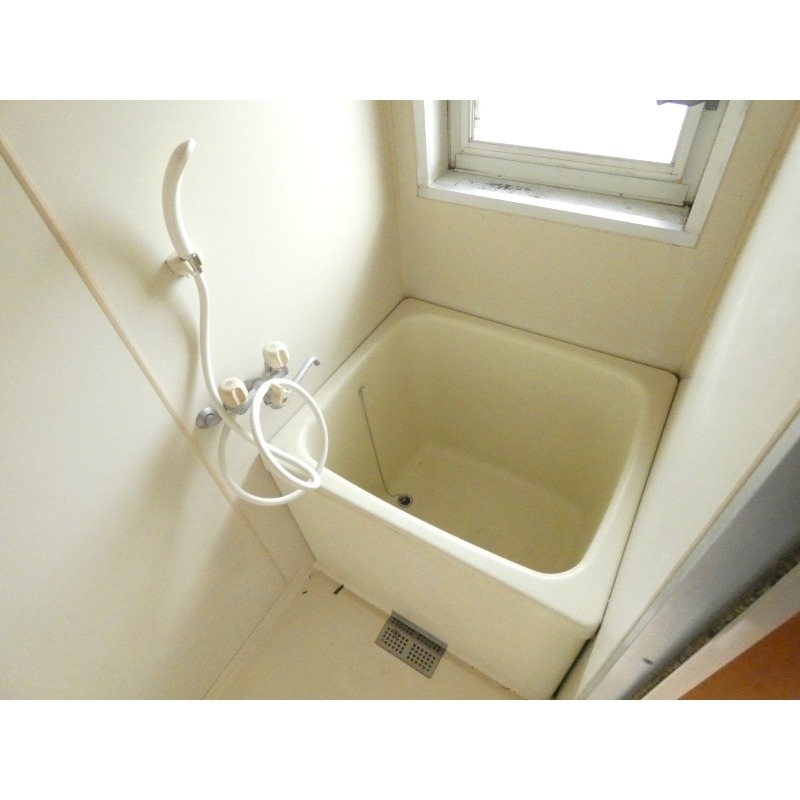 バス・シャワールーム　換気が出来る窓があります