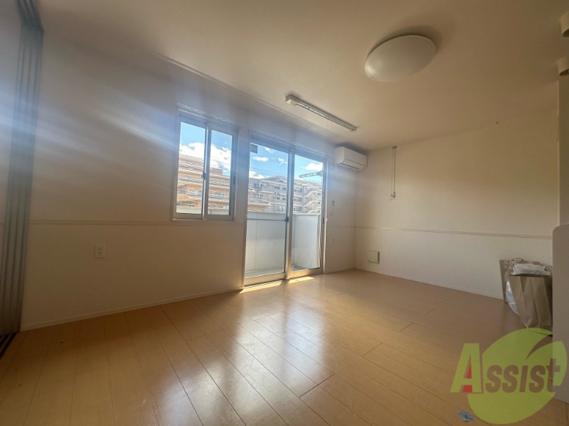 居室・リビング　リビングはこんな感じです。窓が大きくて良く陽が入ってきます。