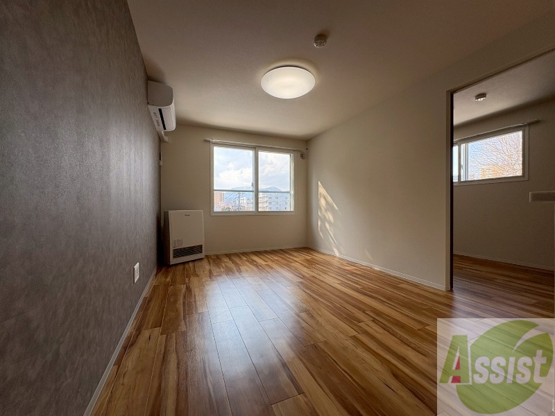 居室・リビング　エアコン付きで快適なリビングになっております！