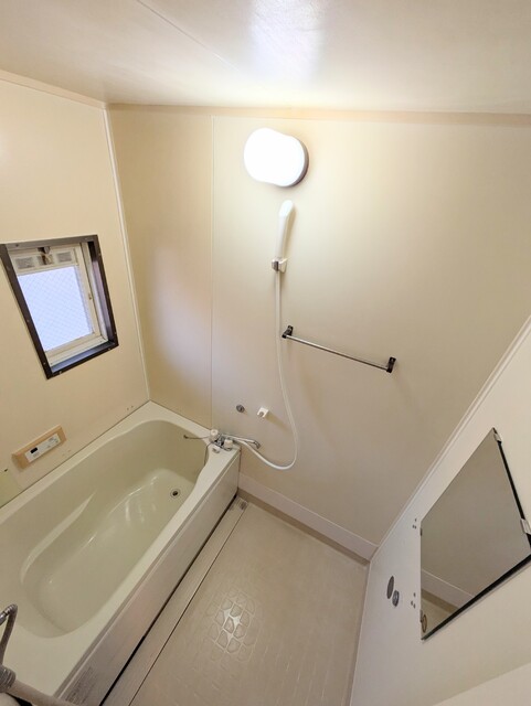 バス・シャワールーム　換気用小窓あり