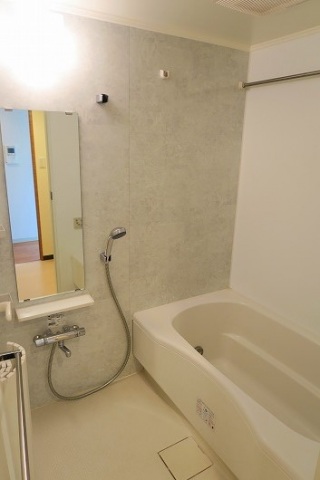 バス・シャワールーム　追焚付オートバス・浴室乾燥機付き