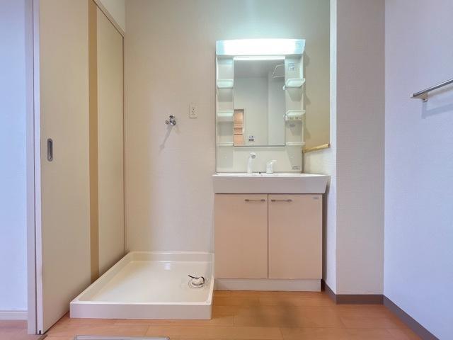 洗面設備　室内洗濯機置き場・洗髪洗面化粧台