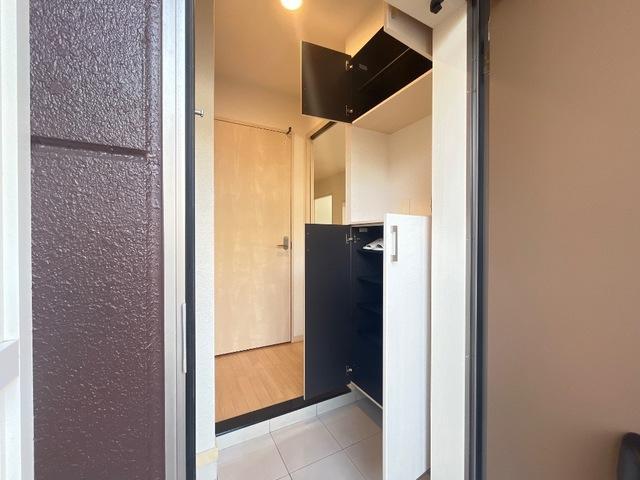 玄関　玄関　シューズボックス完備