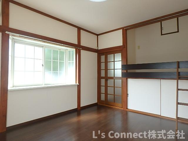 居室・リビング　角部屋で２面に窓があります。（参考写真）