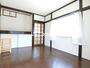 居室・リビング　角部屋で２面に窓があります。