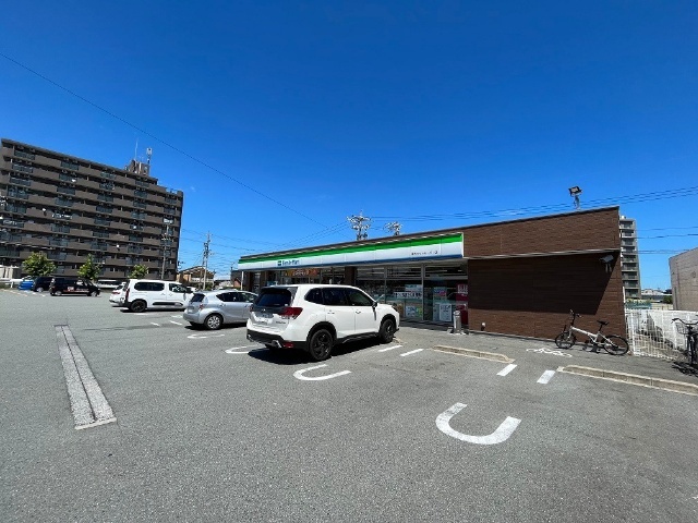 コンビニ　ファミリーマート津市ヨットハーバー店（コンビニ）まで402m
