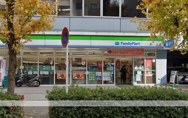 コンビニ　ファミリーマート（コンビニ）まで377m