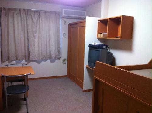 居室・リビング　号室によって床材は異なります。