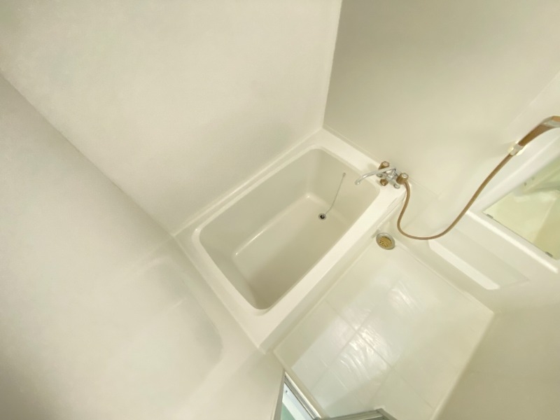 バス・シャワールーム　大きめの浴槽で一日の疲れを癒やしてください。