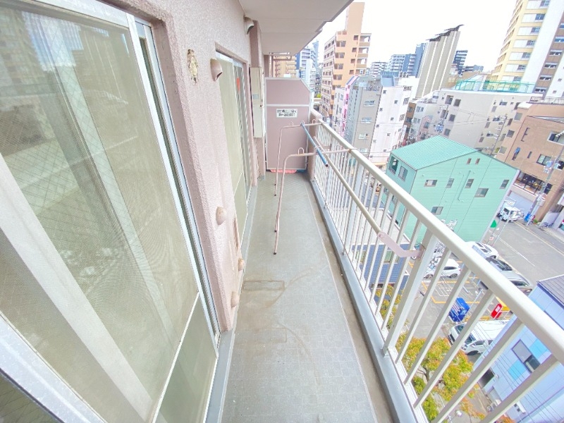 バルコニー　日当たりバッチリ、ふかふかのお布団で眠れますよ。