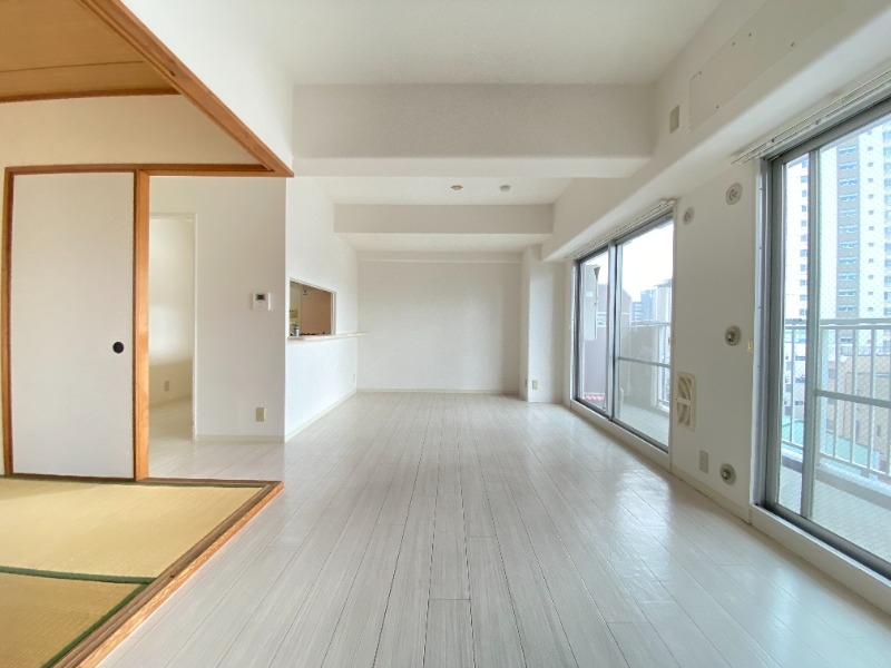 居室・リビング　流行のホワイトカラーを基調にしたお部屋