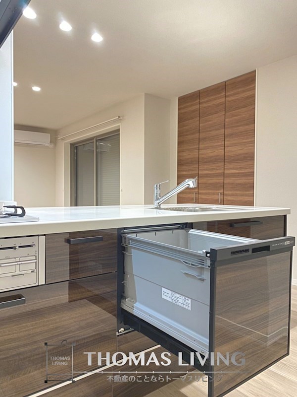 その他設備　食器洗浄乾燥機付きのペニシュランキッチンです。