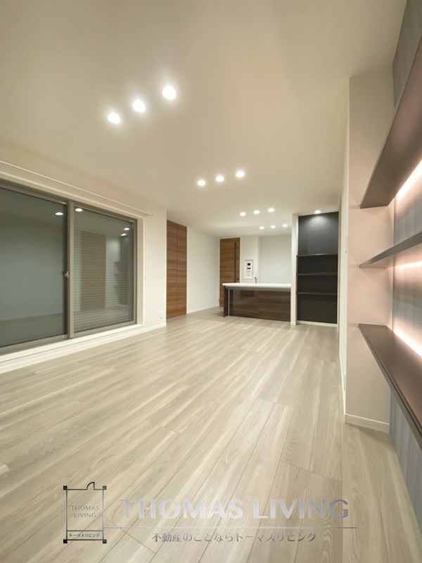 居室・リビング　間接照明やダウンライトでお洒落に演出しています。