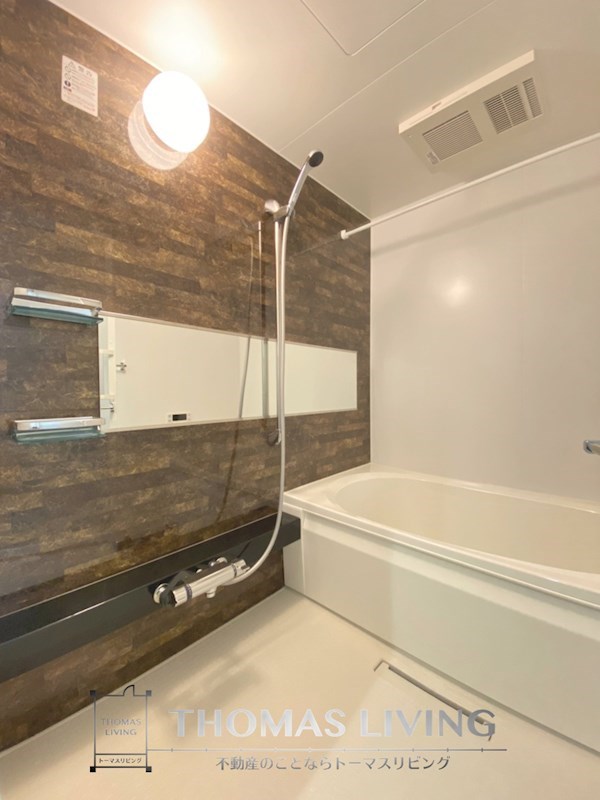 バス・シャワールーム　追い焚きや浴室乾燥機が備わっています。