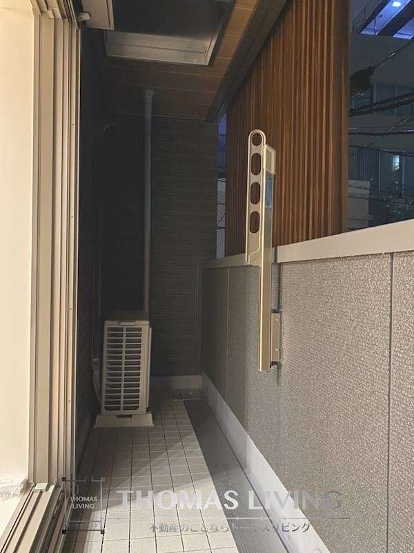 バルコニー　リモコン式の電動シャッターが備わっています。