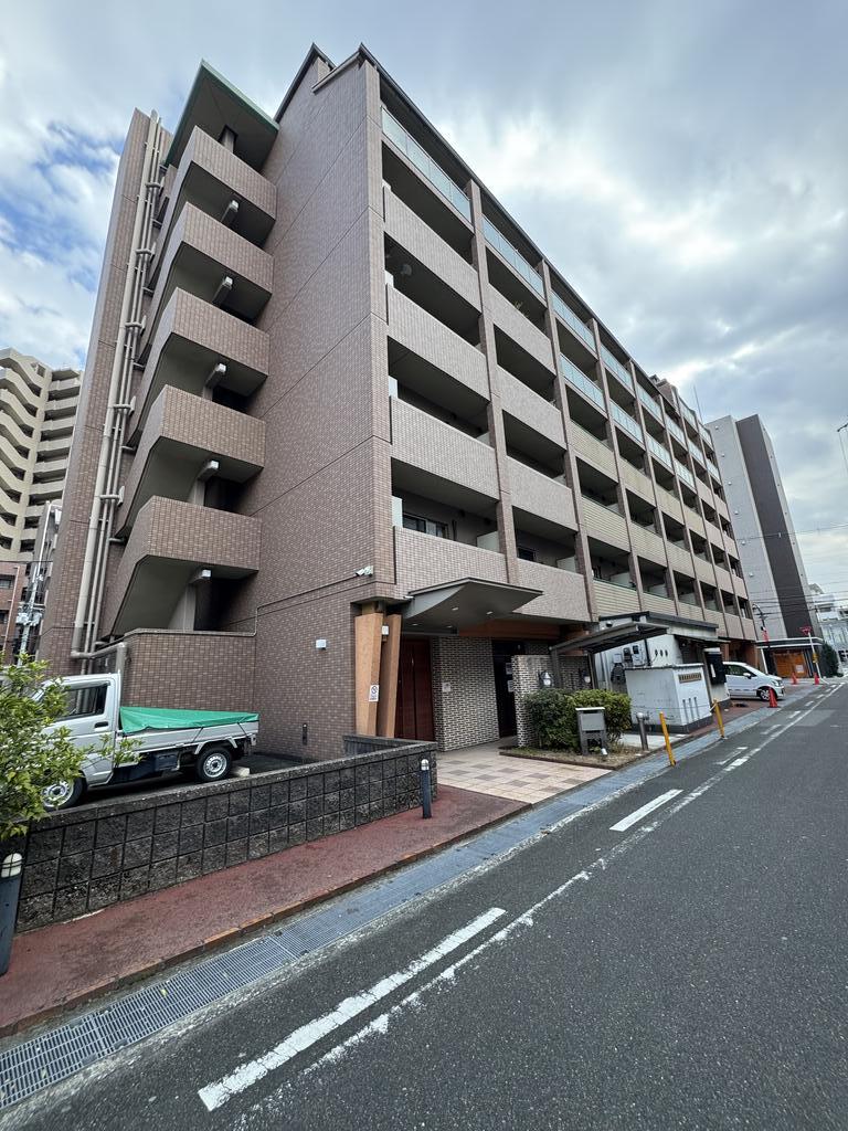 建物外観　タイル張りのオシャレな外観