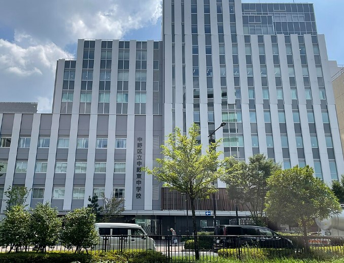 中学校　中野区立中野東中学校（中学校）まで209m