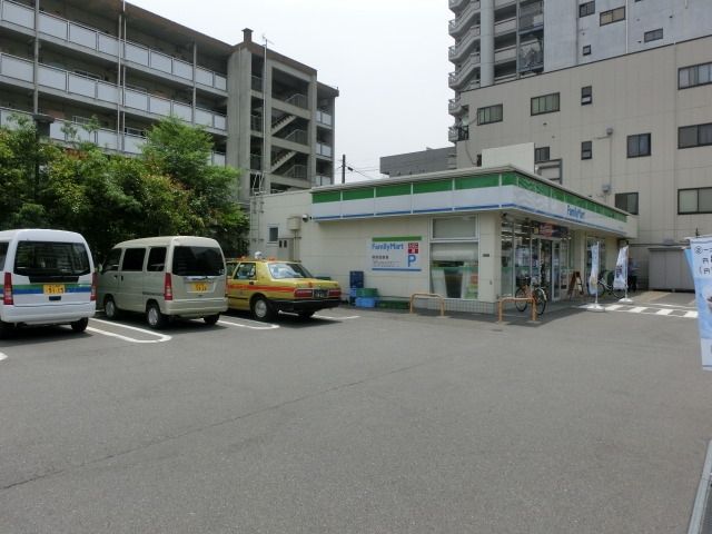 コンビニ　ファミリーマート（コンビニ）まで210m