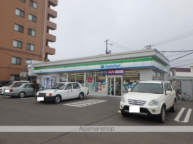 コンビニ　ファミリーマート（コンビニ）まで301m