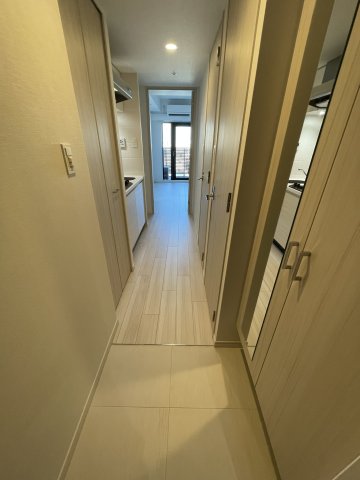 玄関　(参考)同マンション他部屋の写真　反転
