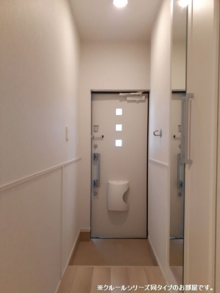 玄関　※参考写真　同建築メーカー施工の同間取完成他物件のものです。