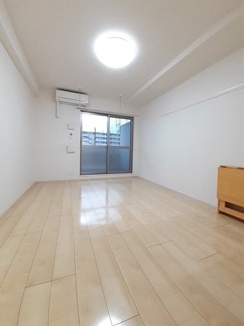 居室・リビング　エアコン付きです。明るいお部屋です。