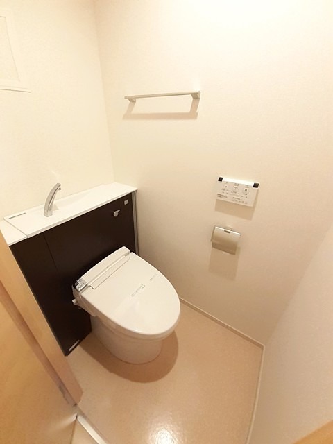 トイレ　温水洗浄便座です。