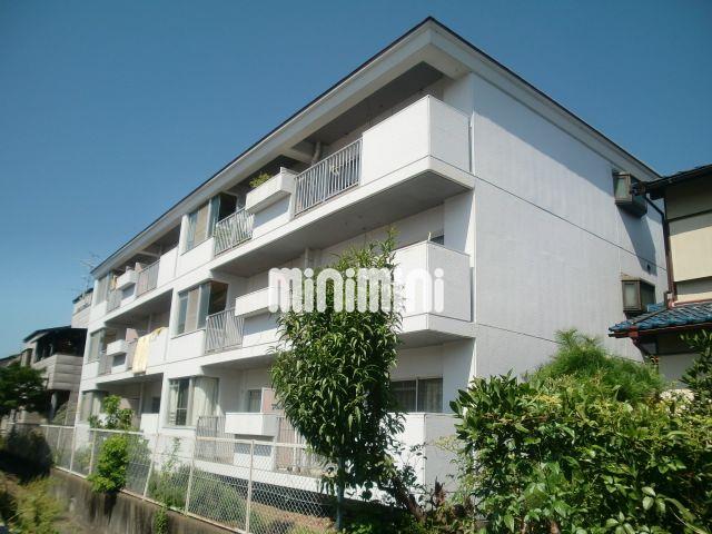 建物外観　３階建ての南向きのマンション