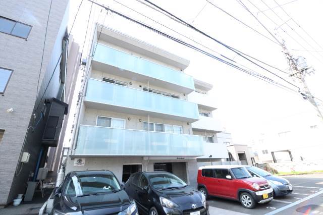 建物外観　４階建ての鉄筋造♪