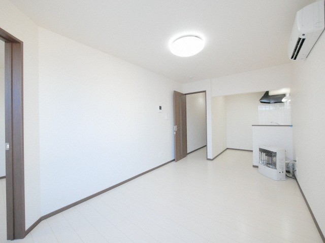 居室・リビング　白を基調とした内装のお部屋です♪