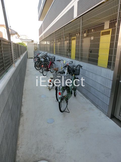 駐車場　自転車はこちらに