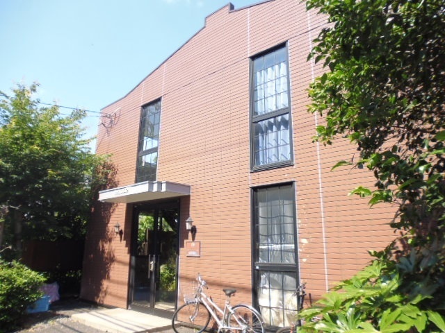建物外観　緑が多いです。
